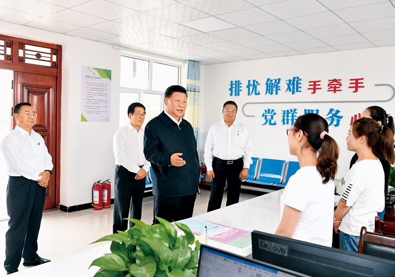 2019年8月19日至22日，中共中央總書記、國家主席、中央軍委主席習(xí)近平在甘肅考察。這是21日上午，習(xí)近平在武威市古浪縣黃花灘生態(tài)移民區(qū)富民新村黨群服務(wù)中心考察。 新華社記者 謝環(huán)馳/攝