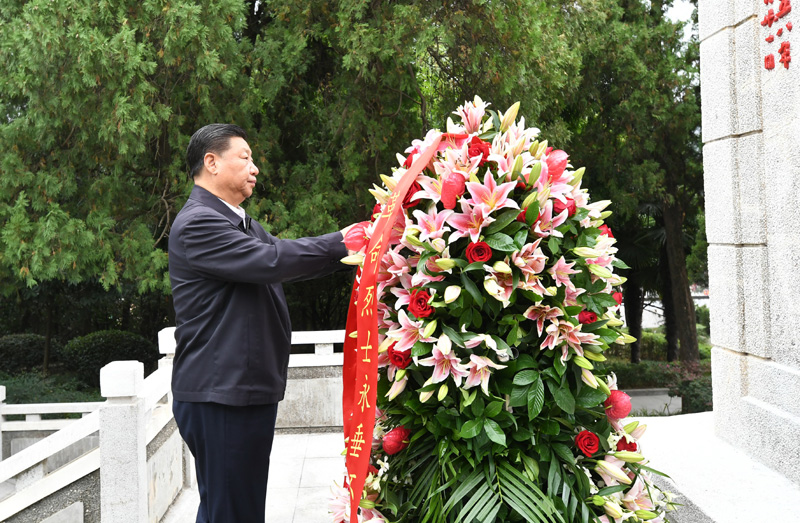 　　9月16日至18日，中共中央總書記、國(guó)家主席、中央軍委主席習(xí)近平在河南考察。這是16日下午，習(xí)近平來(lái)到位于信陽(yáng)市新縣的鄂豫皖蘇區(qū)首府烈士陵園，瞻仰革命烈士紀(jì)念碑，向革命先烈敬獻(xiàn)花籃。 新華社記者 謝環(huán)馳 攝