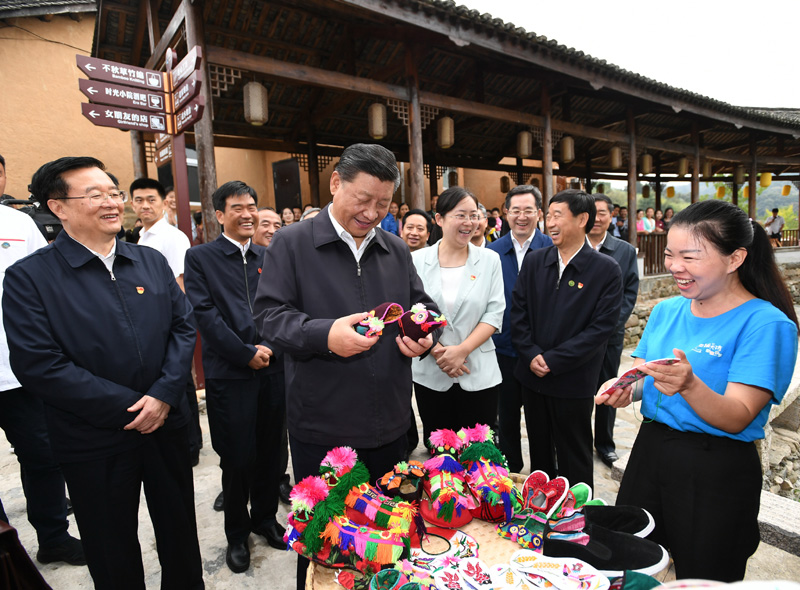 　　9月16日至18日，中共中央總書記、國(guó)家主席、中央軍委主席習(xí)近平在河南考察。這是16日下午，習(xí)近平在信陽(yáng)市新縣田鋪鄉(xiāng)田鋪大塆考察調(diào)研。 新華社記者 謝環(huán)馳 攝