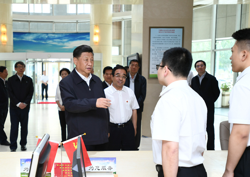 7月15日至16日，中共中央總書記、國(guó)家主席、中央軍委主席習(xí)近平在內(nèi)蒙古考察并指導(dǎo)開(kāi)展“不忘初心、牢記使命”主題教育。這是16日上午，習(xí)近平在內(nèi)蒙古自治區(qū)自然資源廳自然資源政務(wù)大廳同工作人員交談，了解開(kāi)展主題教育和落實(shí)便捷高效政務(wù)服務(wù)等情況。