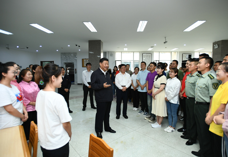 7月15日至16日，中共中央總書記、國(guó)家主席、中央軍委主席習(xí)近平在內(nèi)蒙古考察并指導(dǎo)開(kāi)展“不忘初心、牢記使命”主題教育。這是16日上午，習(xí)近平在內(nèi)蒙古大學(xué)圖書館同學(xué)生們親切交談，勉勵(lì)他們志存高遠(yuǎn)、腳踏實(shí)地、發(fā)奮圖強(qiáng)。