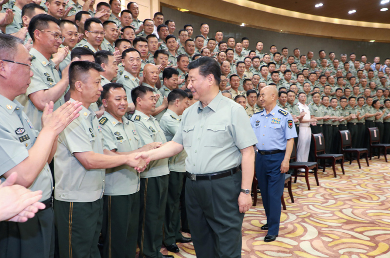 7月15日至16日，中共中央總書記、國(guó)家主席、中央軍委主席習(xí)近平在內(nèi)蒙古考察并指導(dǎo)開(kāi)展“不忘初心、牢記使命”主題教育。這是16日上午，習(xí)近平在呼和浩特親切接見(jiàn)駐內(nèi)蒙古部隊(duì)副師職以上領(lǐng)導(dǎo)干部和團(tuán)級(jí)單位主官，代表黨中央和中央軍委向駐內(nèi)蒙古部隊(duì)全體官兵致以誠(chéng)摯問(wèn)候。