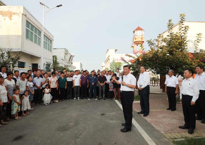 8月18日至21日，中共中央總書記、國家主席、中央軍委主席習(xí)近平在安徽省考察。這是18日下午，習(xí)近平在阜陽市阜南縣蒙洼蓄洪區(qū)曹集鎮(zhèn)利民村西田坡莊臺(tái)，看望慰問受災(zāi)群眾。