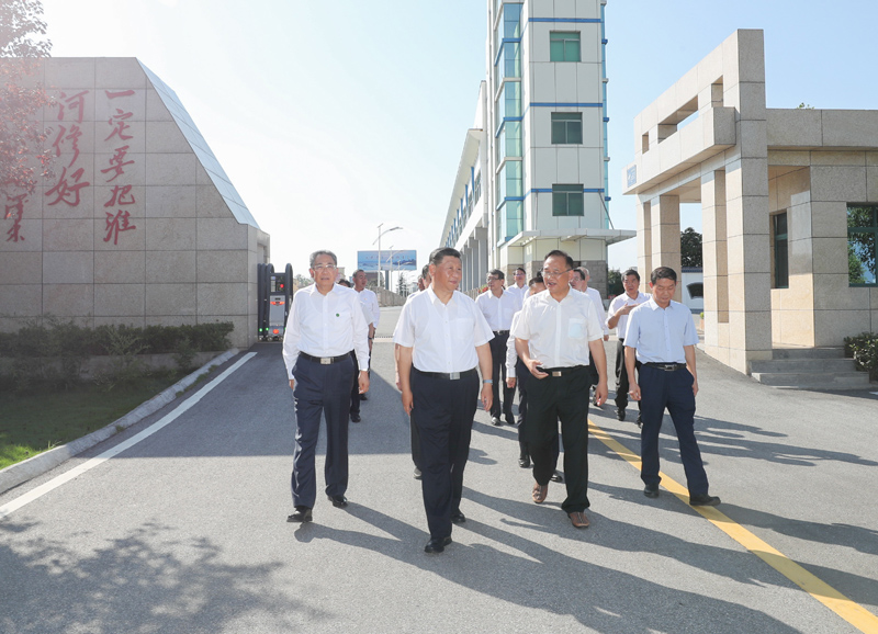 8月18日至21日，中共中央總書記、國家主席、中央軍委主席習(xí)近平在安徽省考察。這是18日下午，習(xí)近平在阜陽市阜南縣王家壩閘考察，了解安徽省防汛工作及王家壩開閘分洪情況。