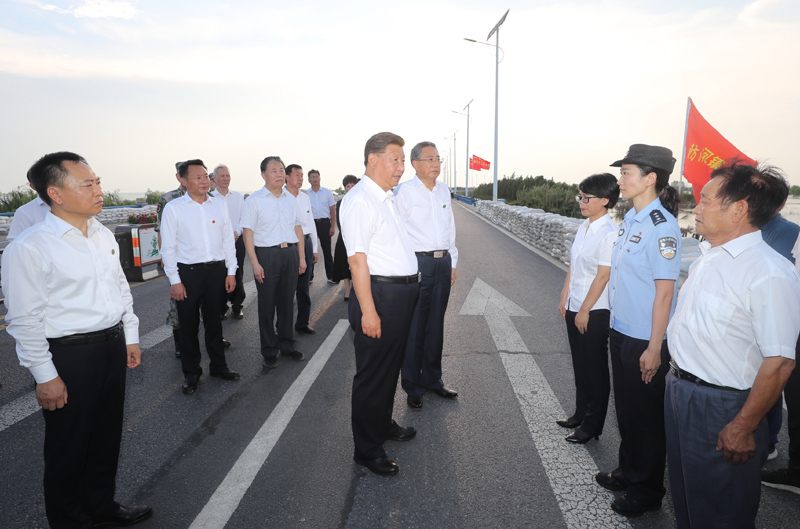 8月18日至21日，中共中央總書記、國家主席、中央軍委主席習(xí)近平在安徽省考察。這是19日下午，習(xí)近平在合肥市肥東縣十八聯(lián)圩生態(tài)濕地蓄洪區(qū)巢湖大堤上，親切看望慰問在防汛抗洪救災(zāi)斗爭(zhēng)中犧牲同志的家屬。