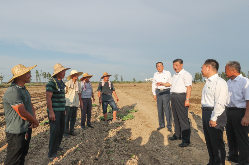 8月18日至21日，中共中央總書記、國家主席、中央軍委主席習(xí)近平在安徽省考察。這是18日下午，習(xí)近平在阜陽市阜南縣蒙洼蓄洪區(qū)，同正在退水地塊補(bǔ)種蔬菜的鄉(xiāng)親們親切交流。