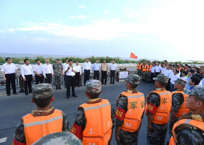 8月18日至21日，中共中央總書記、國家主席、中央軍委主席習(xí)近平在安徽省考察。這是19日下午，習(xí)近平在合肥市肥東縣十八聯(lián)圩生態(tài)濕地蓄洪區(qū)巢湖大堤上，親切看望慰問在防汛抗洪救災(zāi)斗爭(zhēng)中犧牲同志的家屬、防汛抗洪一線人員、先進(jìn)典型代表和參加抗洪搶險(xiǎn)的部隊(duì)官兵。