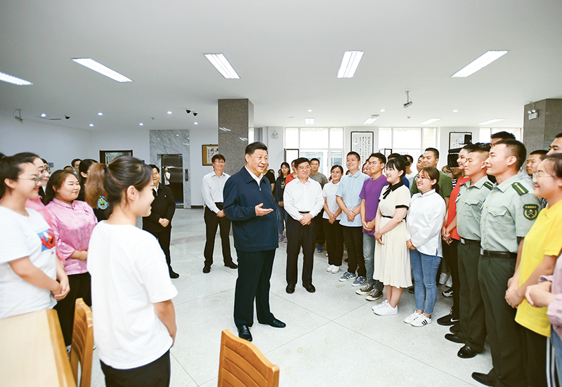 2019年7月15日至16日，中共中央總書記、國家主席、中央軍委主席習近平在內蒙古考察并指導開展“不忘初心、牢記使命”主題教育。這是16日上午，習近平在內蒙古大學圖書館同學生們親切交談，勉勵他們志存高遠、腳踏實地、發(fā)奮圖強。 新華社記者 謝環(huán)馳/攝