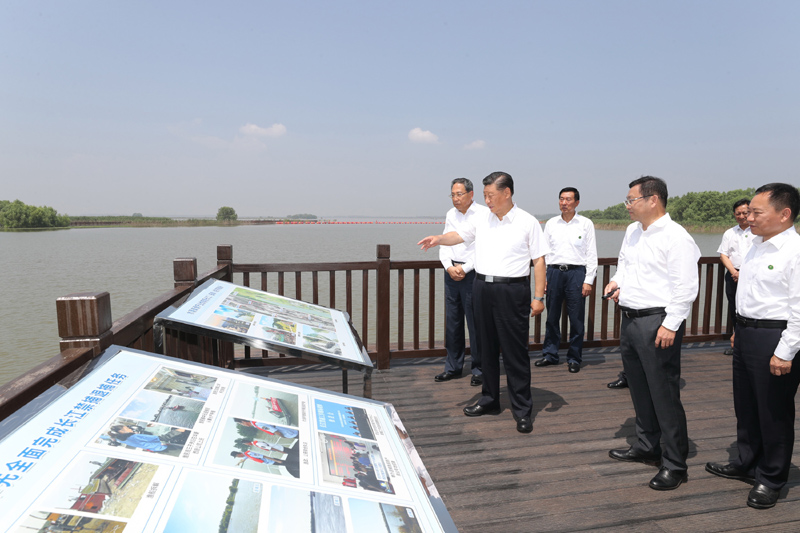 8月18日至21日，中共中央總書記、國家主席、中央軍委主席習(xí)近平在安徽省考察。這是19日上午，習(xí)近平在馬鞍山市薛家洼生態(tài)園，了解馬鞍山市長(zhǎng)江岸線綜合整治和生態(tài)環(huán)境保護(hù)修復(fù)等情況。