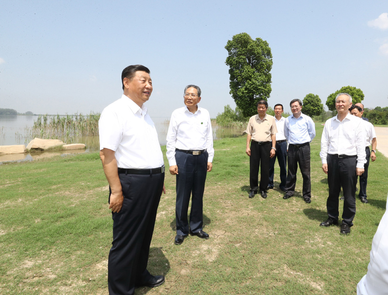 8月18日至21日，中共中央總書記、國家主席、中央軍委主席習(xí)近平在安徽省考察。這是19日上午，習(xí)近平在馬鞍山市薛家洼生態(tài)園，察看長(zhǎng)江水情水勢(shì)和岸線生態(tài)環(huán)境。